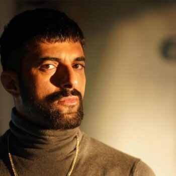 Engin Akyürek dans le rôle de Tahir dans «Adim Farah» Le Parcours d’un Héros