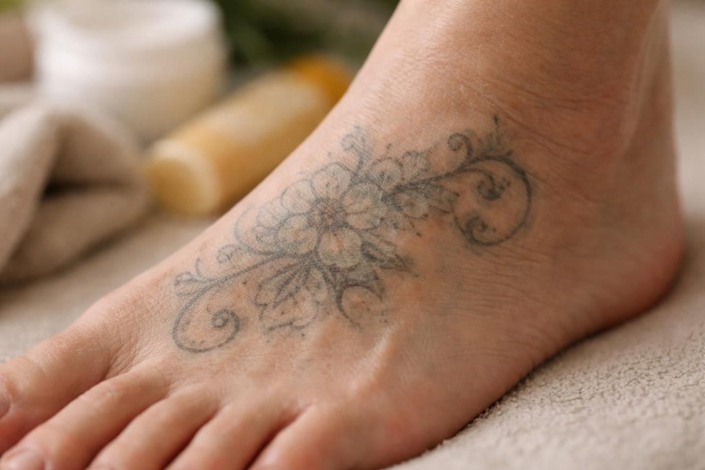 découvrez pourquoi les tatouages sur le pied s'estompent avec le temps et les meilleures astuces pour préserver leur éclat et leur beauté durablement.